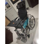 fauteuil-roulant-grand-confort-avec-table-a-manger